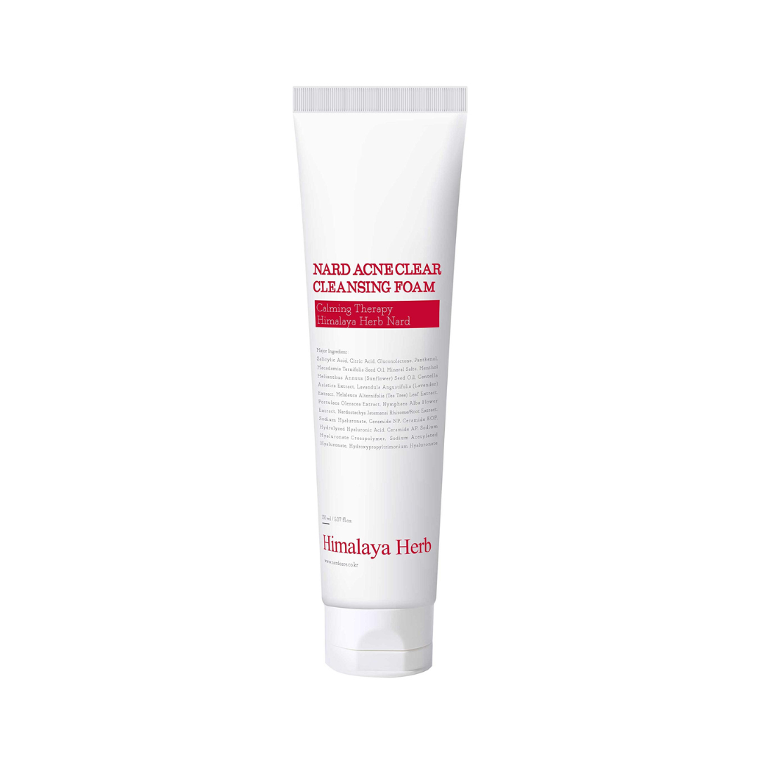 Hvid tube med rød tekst: "Nard Acne Clear Cleansing Foam", "Calming Therapy", "Himalaya Herb".
