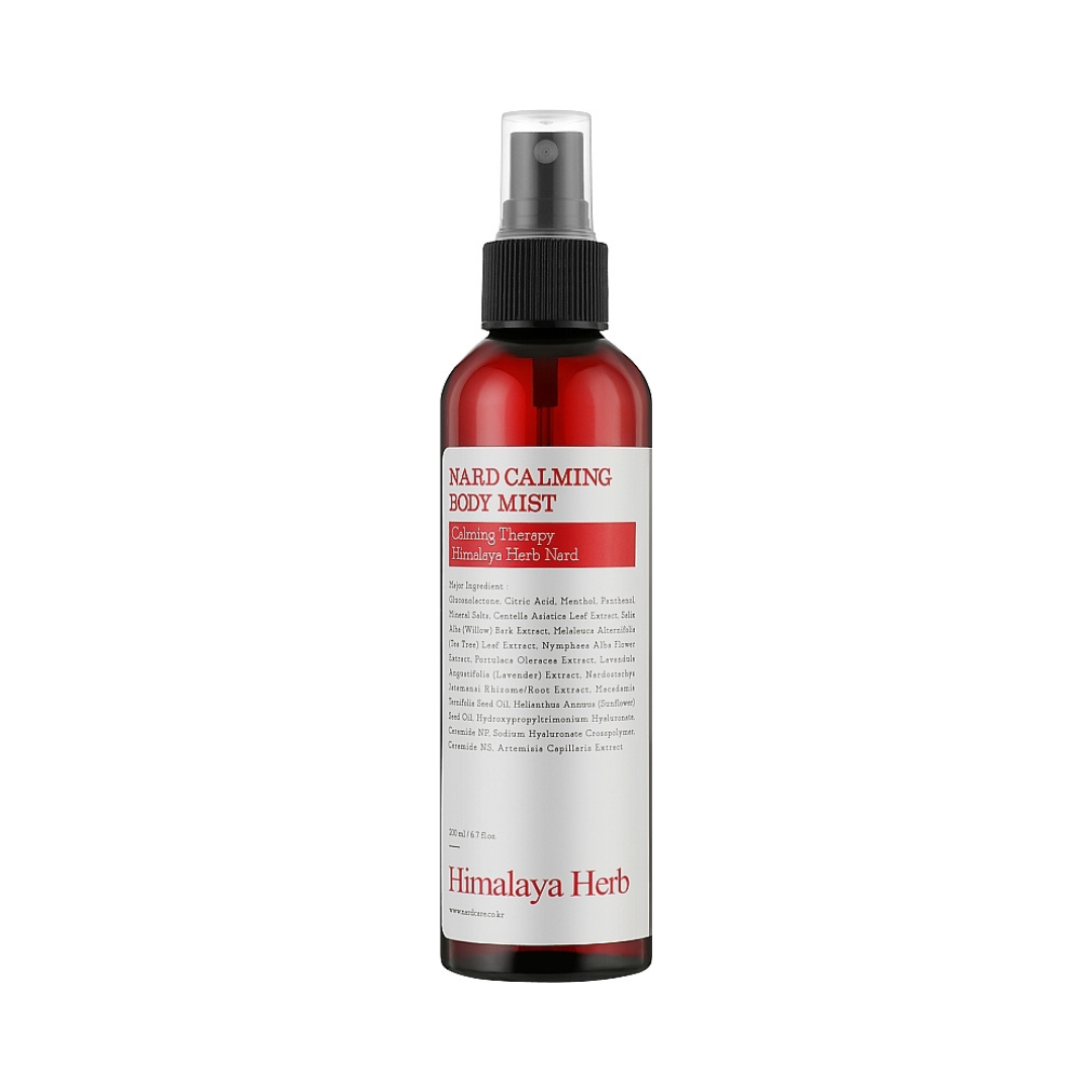 Rød flaske med sort spraylåg, hvid etiket med "Nard Calming Body Mist" og ingredienser.