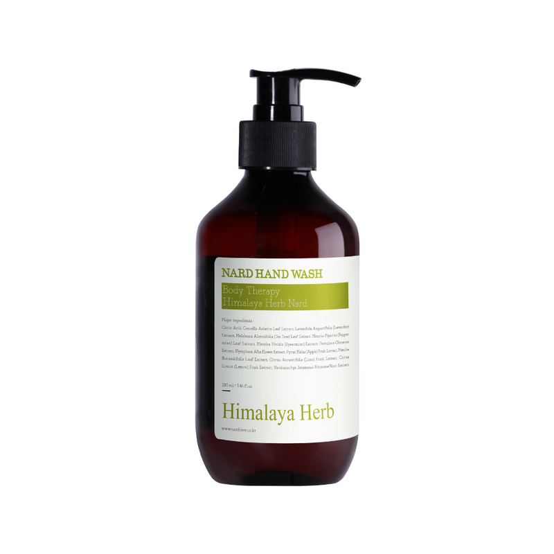 Brun flaske med sort pumpe, mærket "Nard Hand Wash", citronmynte duft.