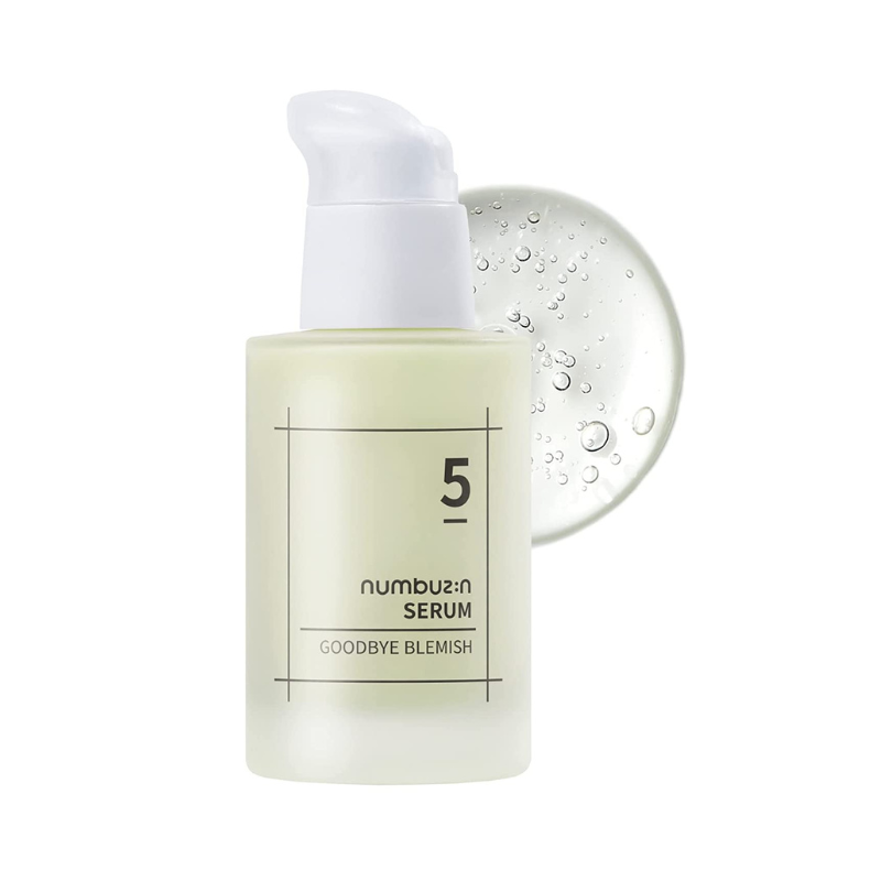 Flaske med Numbuzin No.5 Goodbye Blemish Serum, lys grøn farve, gennemsigtig pumpe.