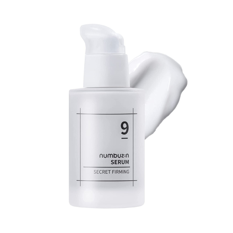 Hvid flaske med pumpe, mærket "numbuzin No.9 Secret Firming Serum," med serum ved siden af.