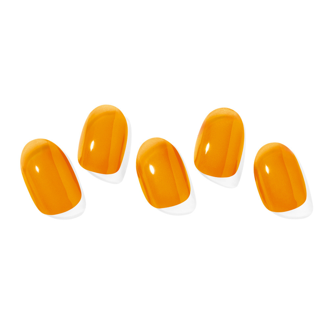 Fem skinnende, orange negleklistermærker i en lige række.