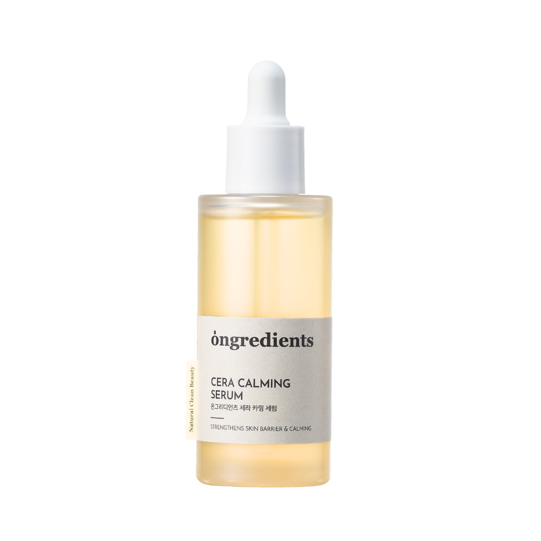 Gennemsigtig flaske med hvid pipette, etikette med "Ongredients Cera Calming Serum", lys gul væske.