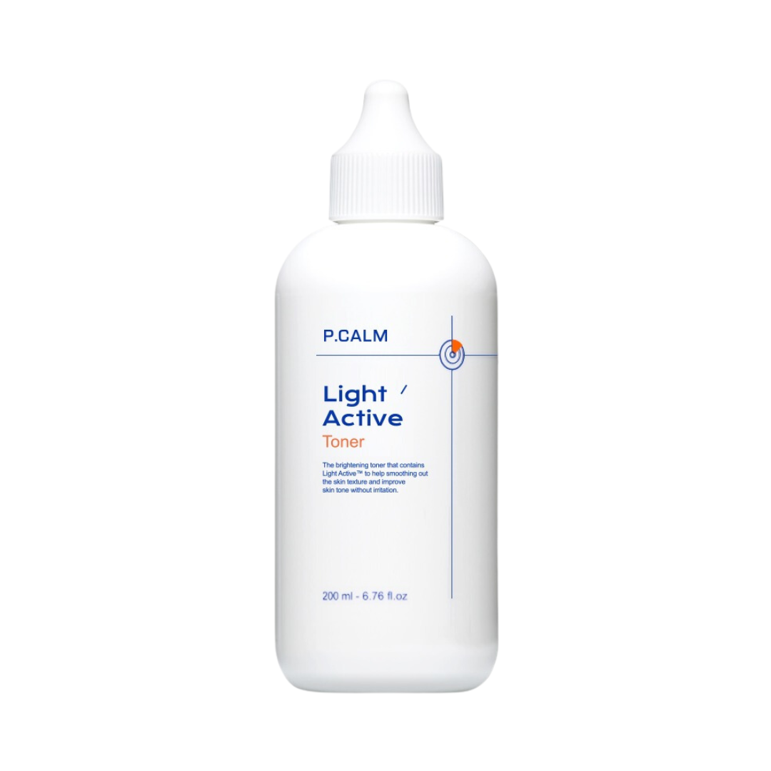 Hvid flaske med dråbekapsel. Etiket: "P.CALM Light / Active Toner" med blå og orange tekst.