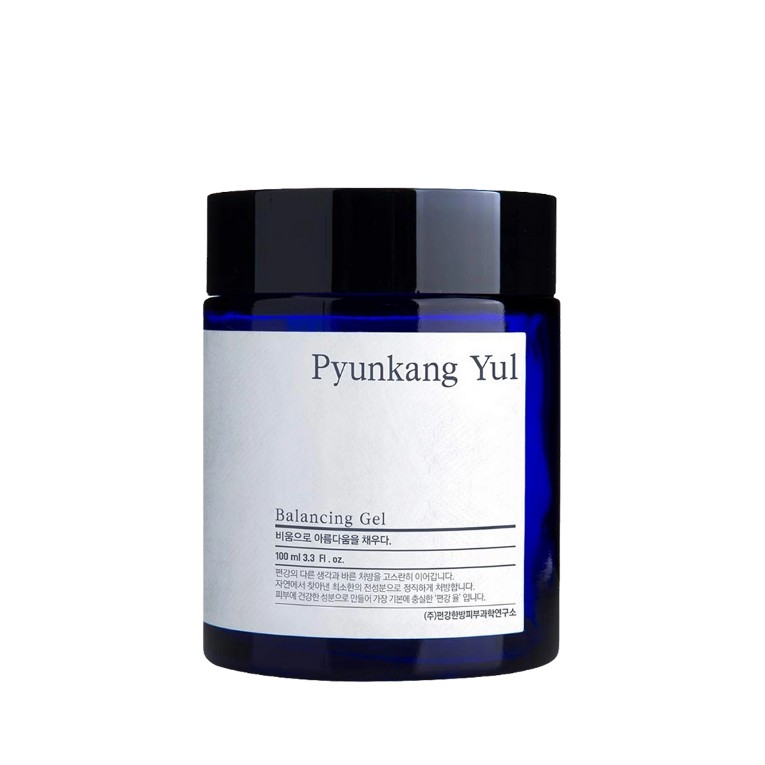Blå krukke med sort låg. Hvid etiket med teksten "Pyunkang Yul" og "Balancing Gel".