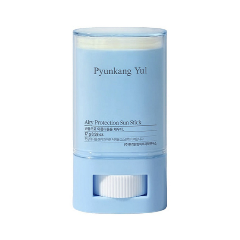 Lyseblå solstick fra Pyunkang Yul med drejefod og teksten "Airy Protection Sun Stick".
