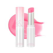 Pink læbepomade i åbent hylster med lyserød smøreeffekt baggrund.