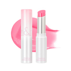 Pink læbepomade i åbent hylster med lyserød smøreeffekt baggrund.