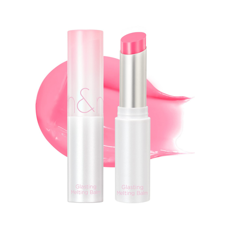 Pink læbepomade i åbent hylster med lyserød smøreeffekt baggrund.