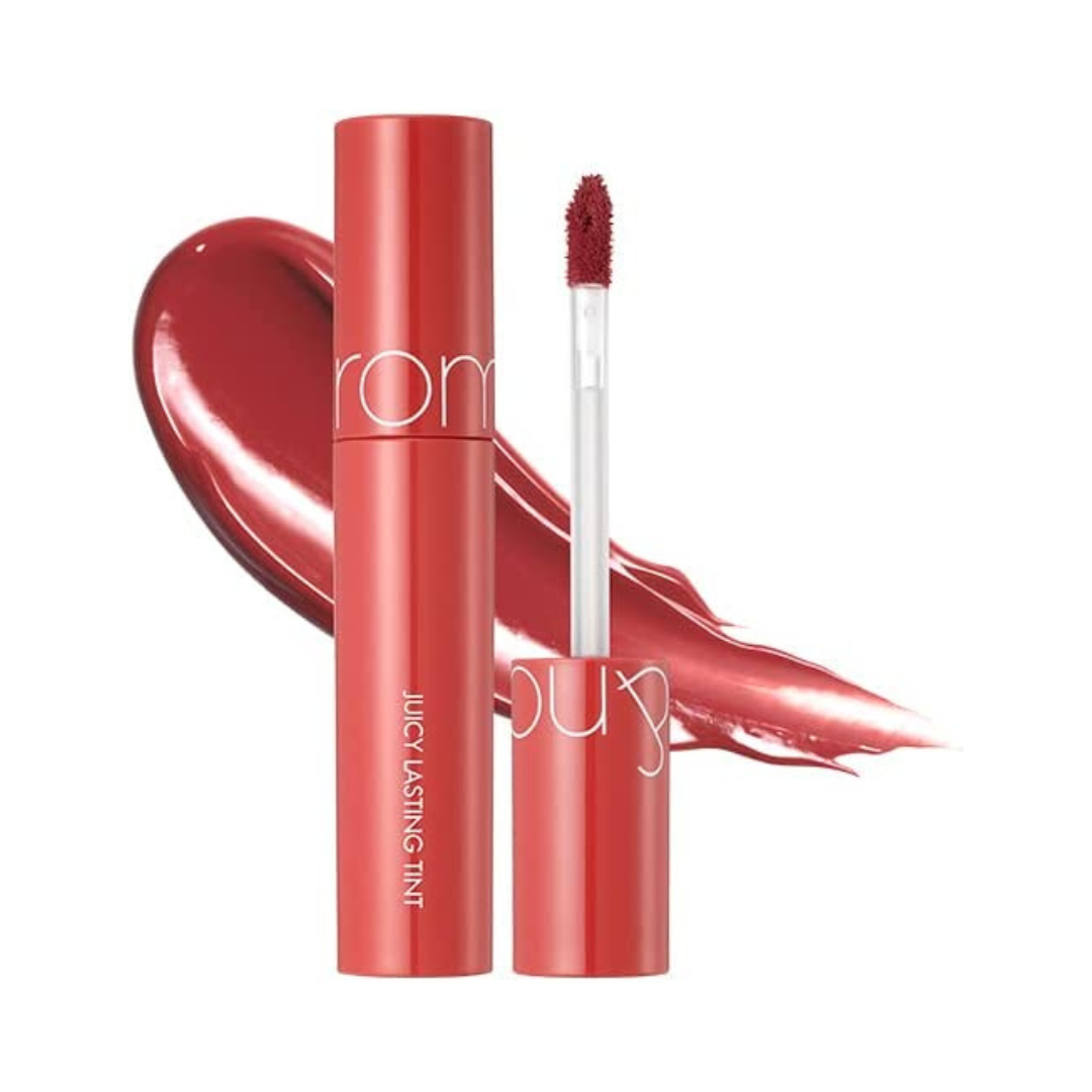 Rød læbetint med applikator og farveprøve i baggrunden. Produktnavn: Juicy Lasting Tint.