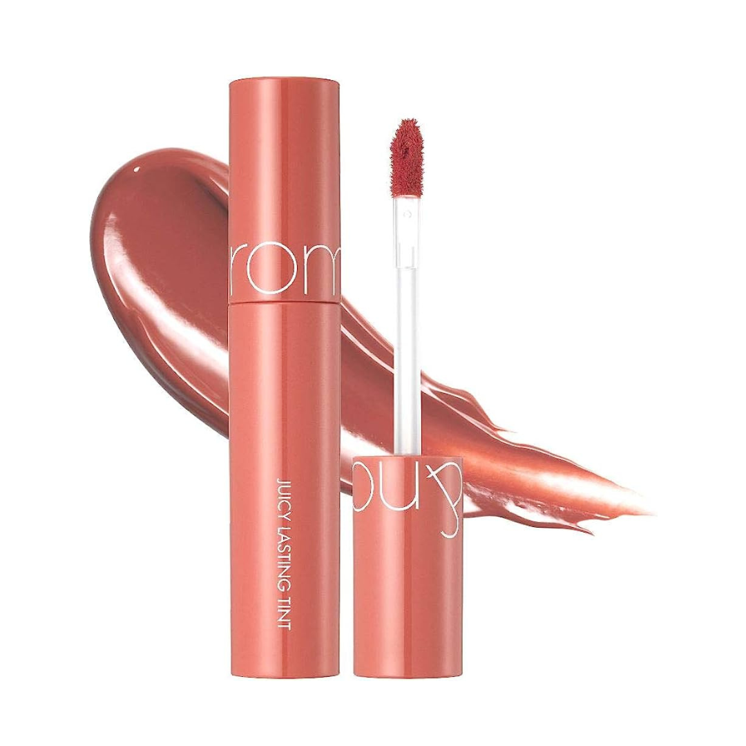 Rom&nd Juicy Lasting Tint i rosa-brun med applikator og farveprøve i baggrunden.