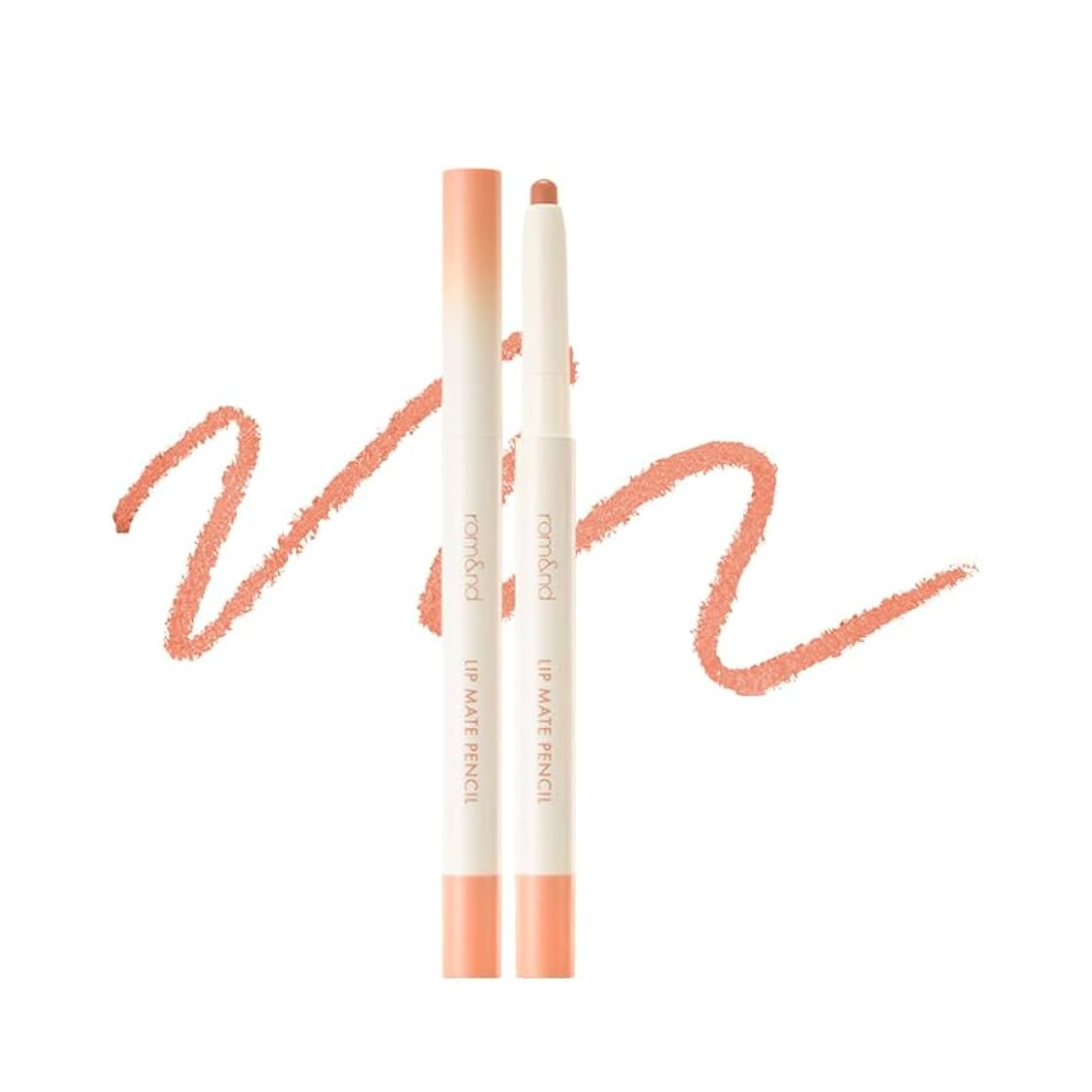 Rom&nd Lip Mate Pencil i farven Tenderly Peach, med to blyanter og en ferskenfarvet streg.