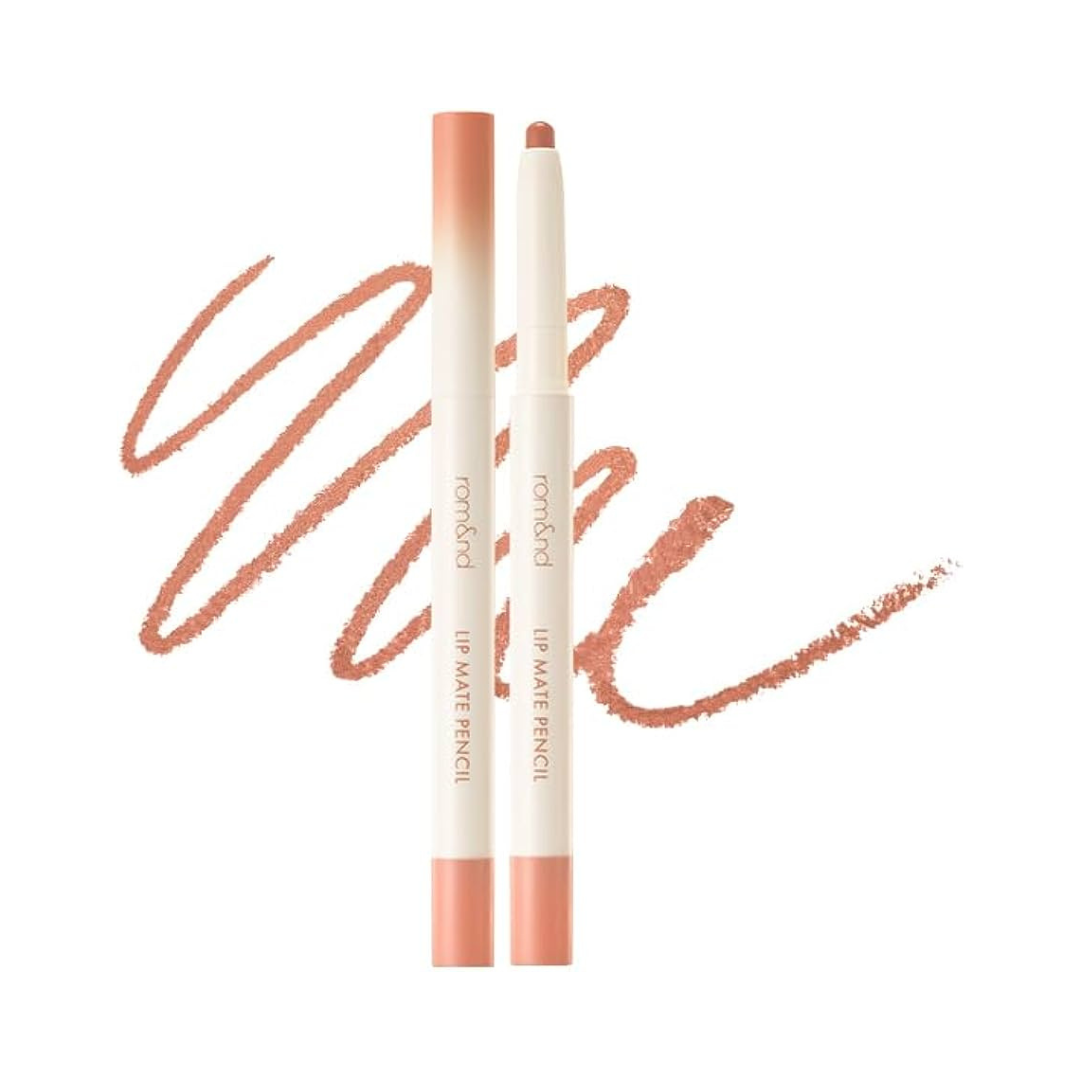 To beige lipliners med skriblerier i baggrunden. Tekst: Rom&nd Lip Mate Pencil.