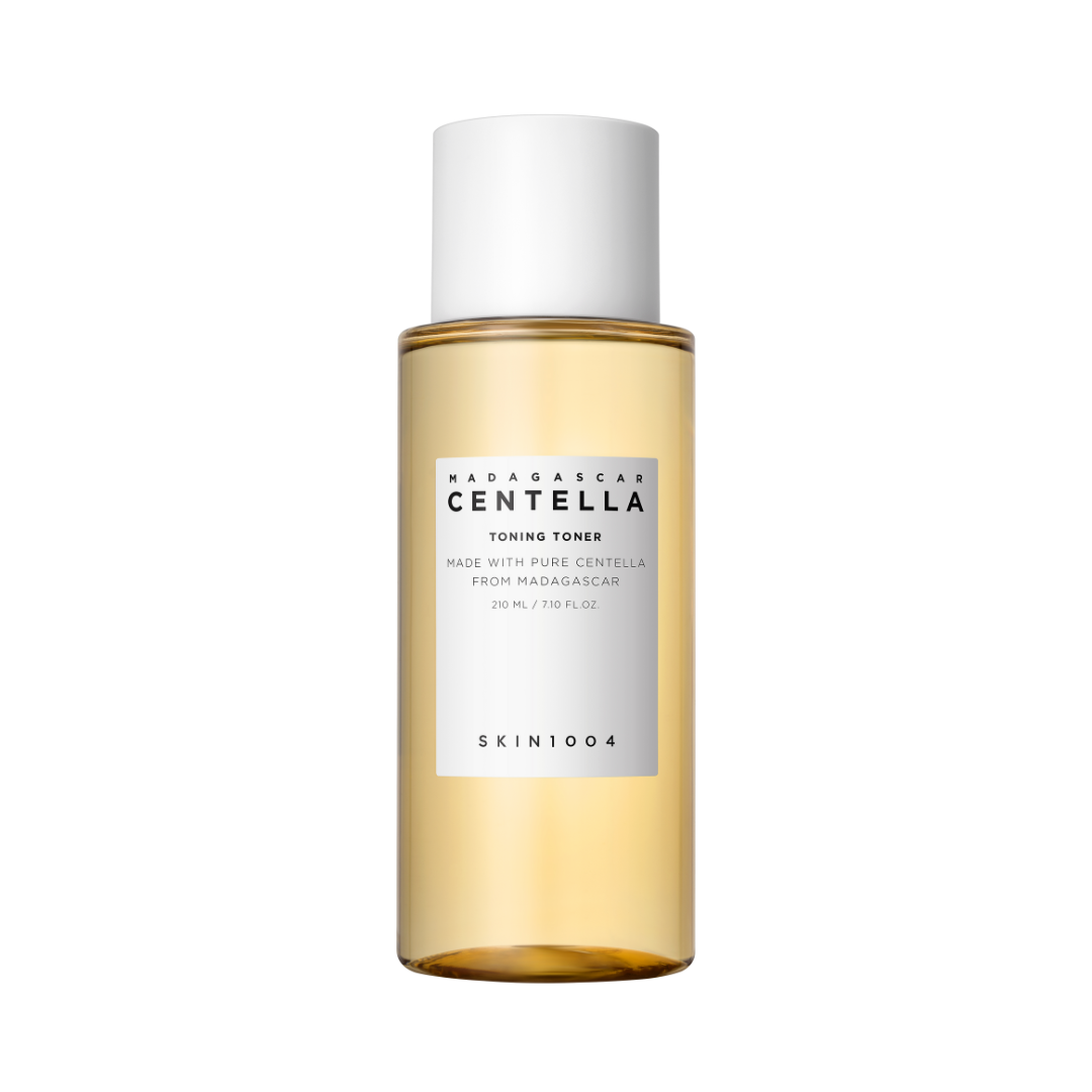 Gennemsigtig flaske med hvid etiket og låg, mærket "Madagascar Centella Toning Toner" og "Skin1004".
