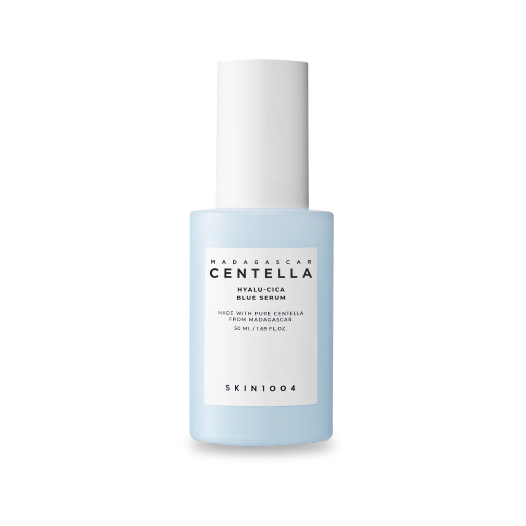 Lys blå flaske med hvidt låg, mærket "Madagascar Centella Hyalu-Cica Blue Serum".