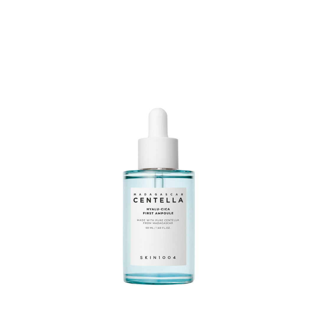 Klar flaske med blå væske, hvid etiket og dråberhætte. Produkt: SKIN1004 Centella Ampoule.