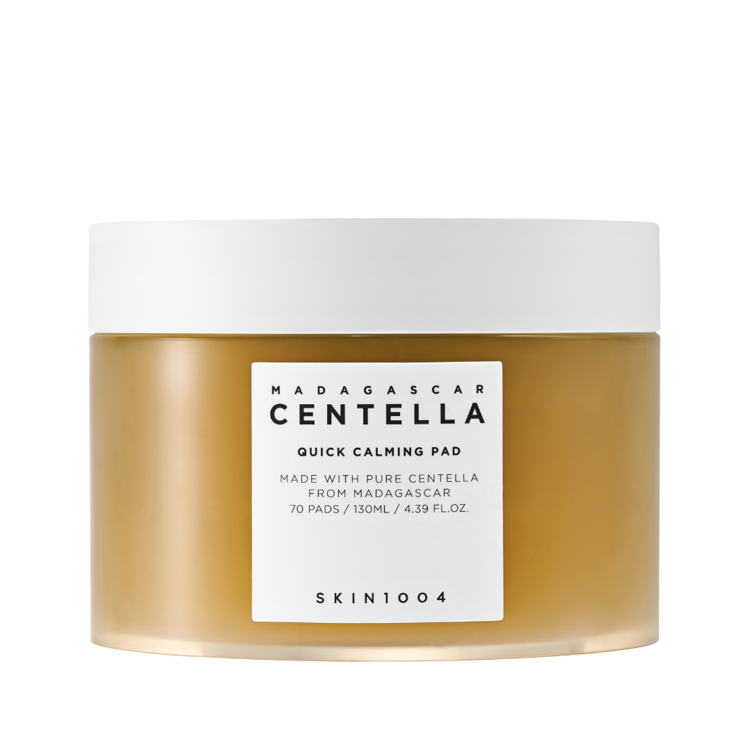 Krukke med hvidt låg, mærket "Madagascar Centella Quick Calming Pad" fra SKIN1004.