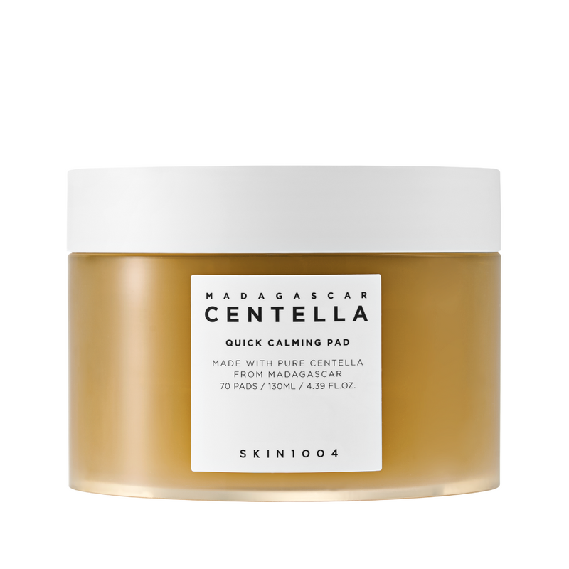 Krukke med hvidt låg, mærket "Madagascar Centella Quick Calming Pad" fra SKIN1004.