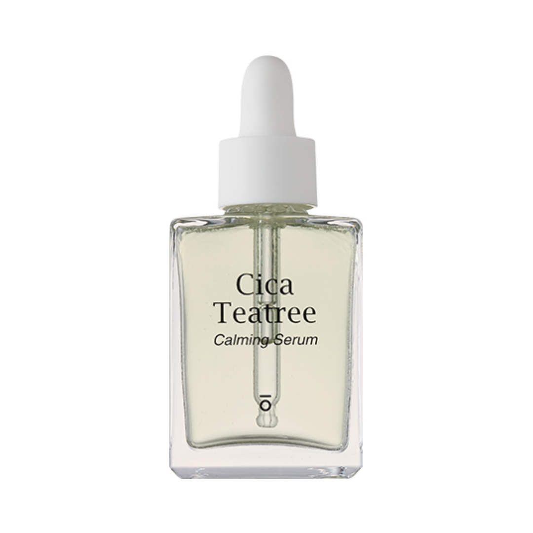 Klar glasflaske med hvid dråbehætte, mærket "Cica Teatree Calming Serum".