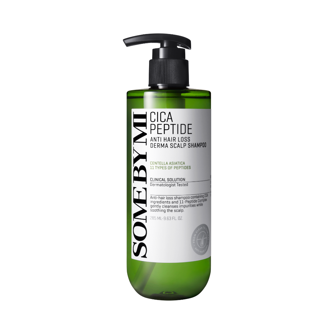 Grøn shampoo med sort pumpe, etikette med "Cica Peptide Anti Hair Loss Derma Scalp Shampoo".