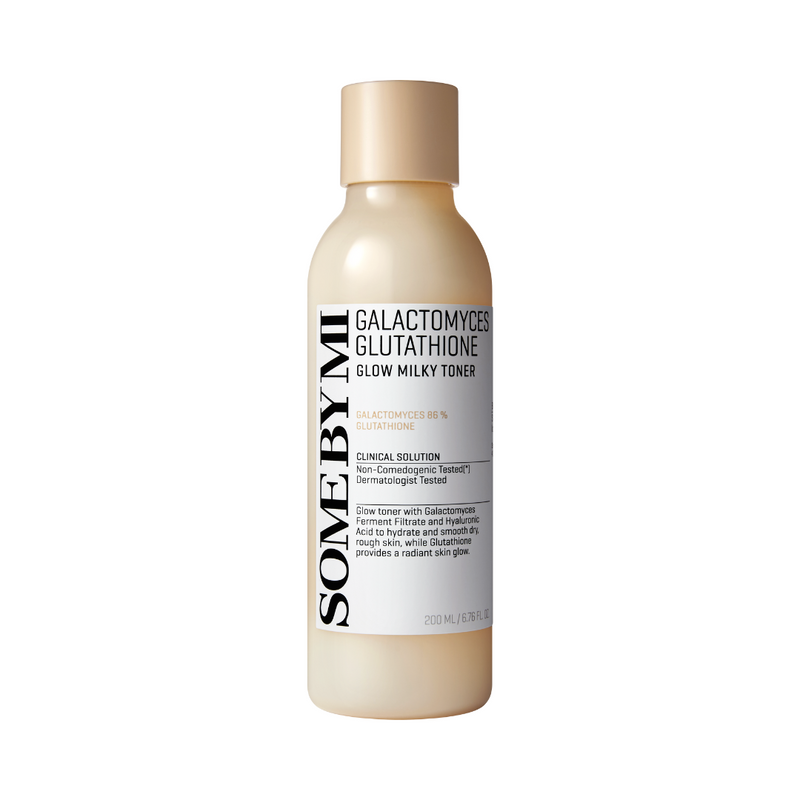 Beige flaske med sort skrift, "Some By Mi Galactomyces Glutathione Glow Milky Toner" på etiketten.