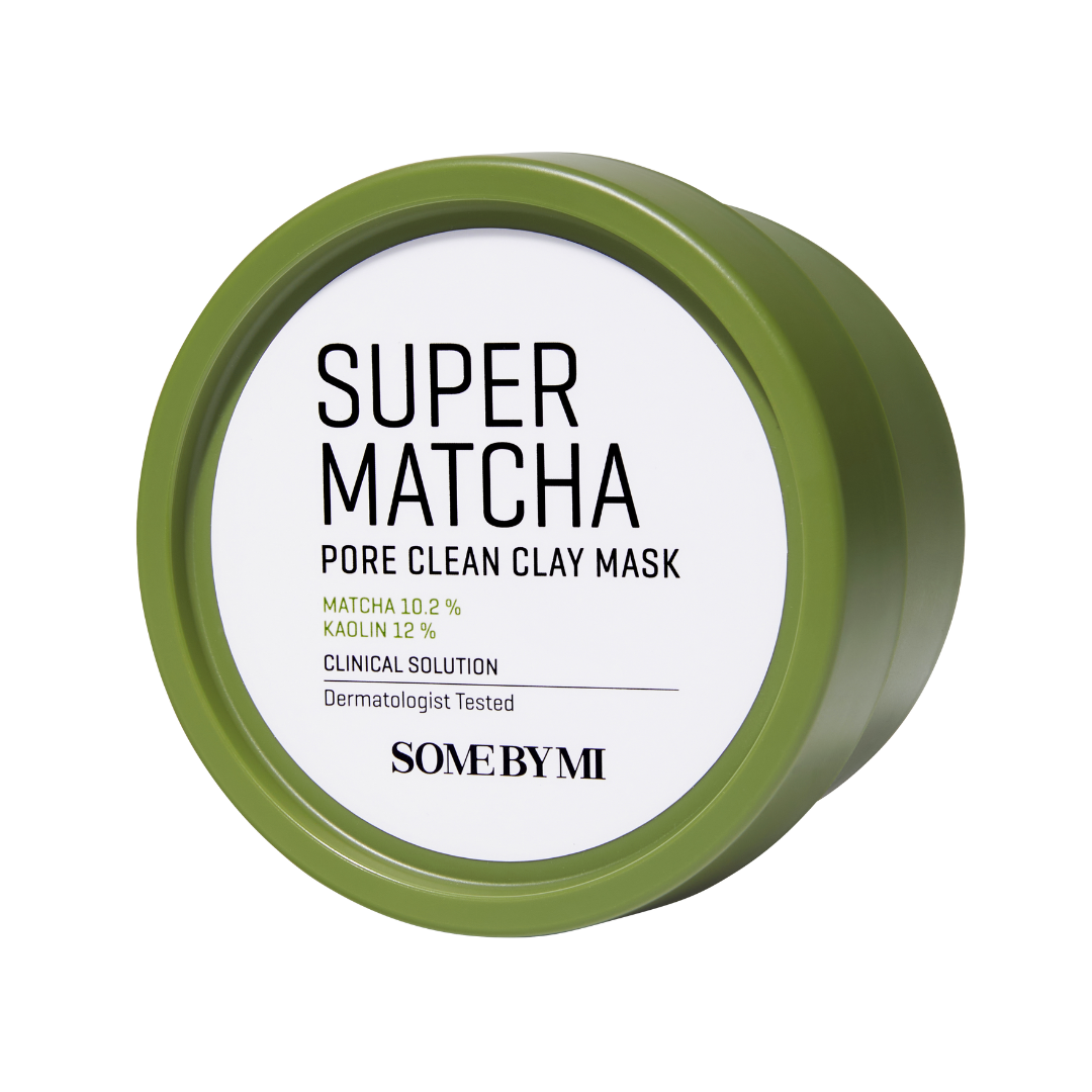 Grøn beholder med teksten "Super Matcha Pore Clean Clay Mask" og ingredienser matcha og kaolin.
