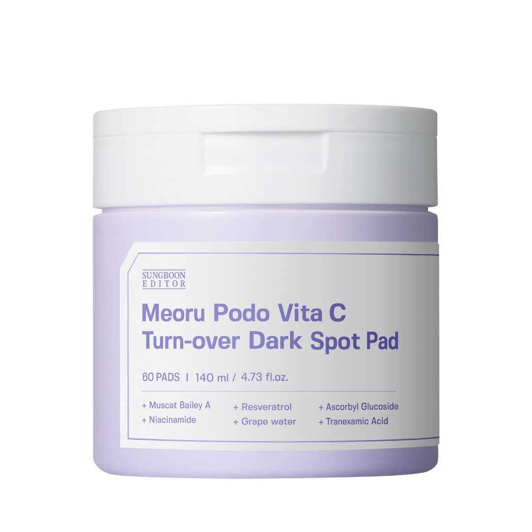 Krukke med hvidt låg og lilla etiket. Tekst: Meoru Podo Vita C Turn-over Dark Spot Pad, ingredienser.