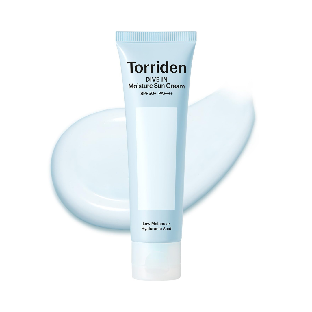 Hvid tube med "Torriden Dive in Moisture Sun Cream SPF50+ PA++++" og lyseblå creme baggrund.