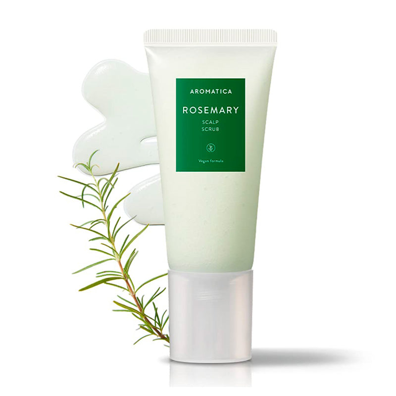 Tube med Aromatica Rosemary Scalp Scrub, grøn etiket, ved siden af rosmarinkvist og cremeplet.