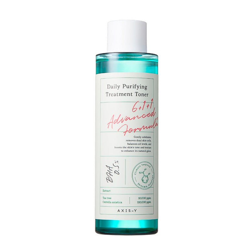Cylindrisk flaske med hvidt låg og etiket. Tekst inkluderer "Daily Purifying Treatment Toner".