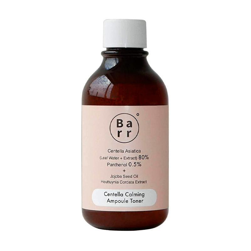 Brun flaske med hvidt låg, pink etiket. Tekst: Barr Centella Calming Ampoule Toner.