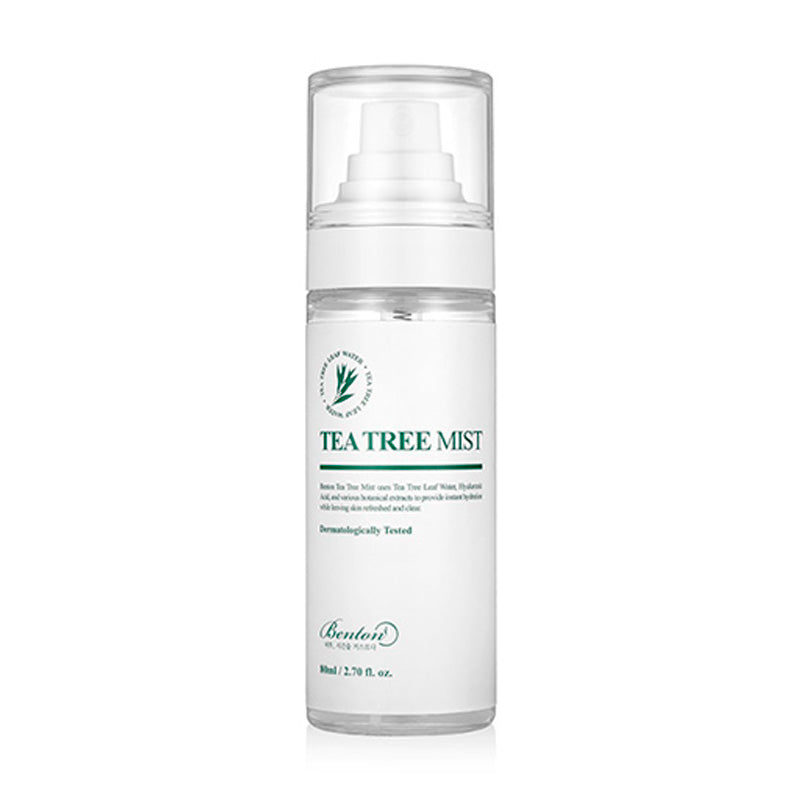 Klar sprayflaske med Benton Tea Tree Mist, hvid etiket, grøn tekst.