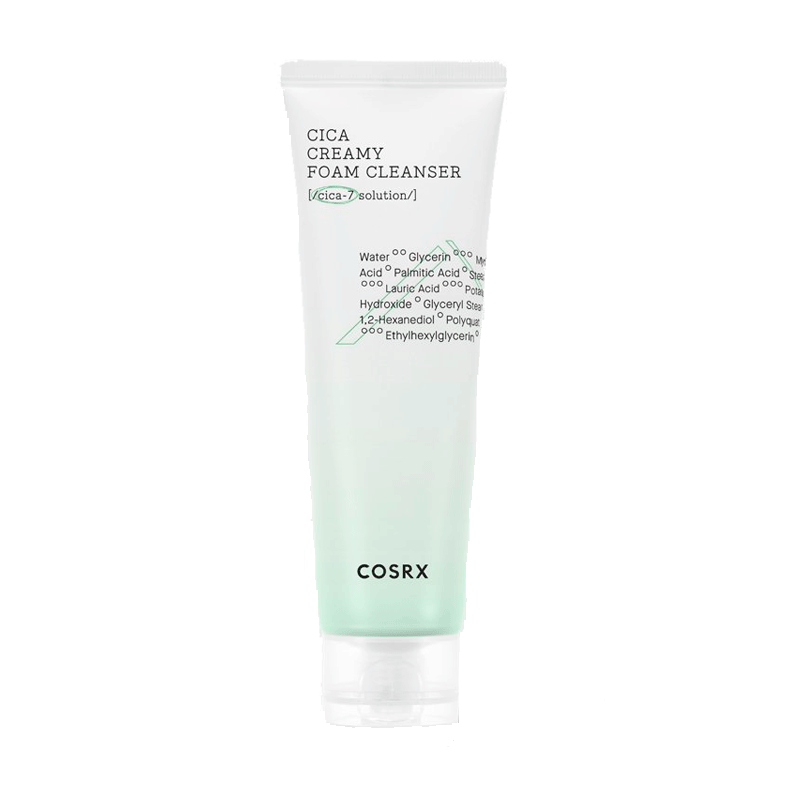 Hvid tube Cosrx Cica Creamy Foam Cleanser med ingrediensliste og grønne detaljer.