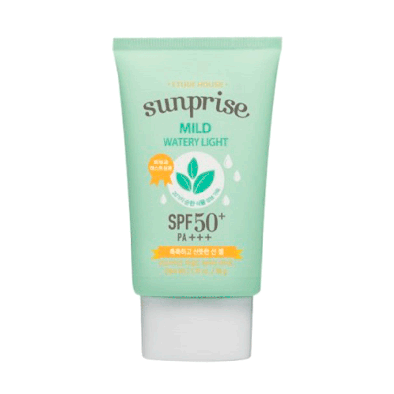 Lys grøn tube med teksten "Sunprise Mild Watery Light SPF50+ PA+++".