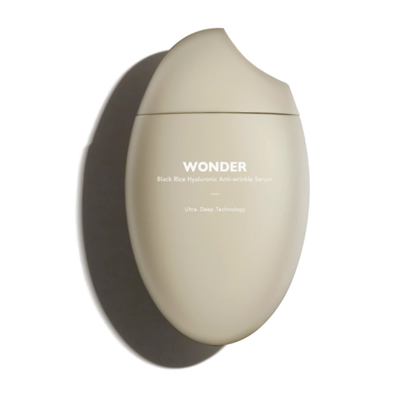 Beige, oval flaske med teksten "WONDER Black Rice Hyaluronic Anti-wrinkle Serum" og "Ultra Deep Technology".