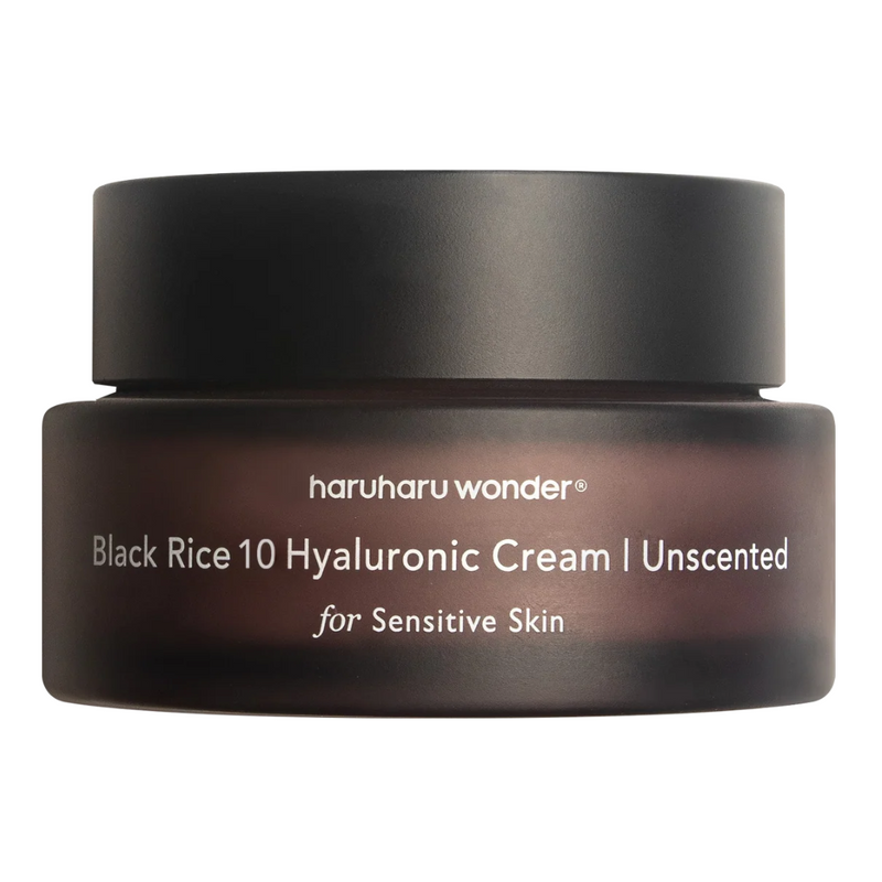 Mørkebrun krukke med sort låg, mærket "haruharu wonder Black Rice 10 Hyaluronic Cream Unscented."