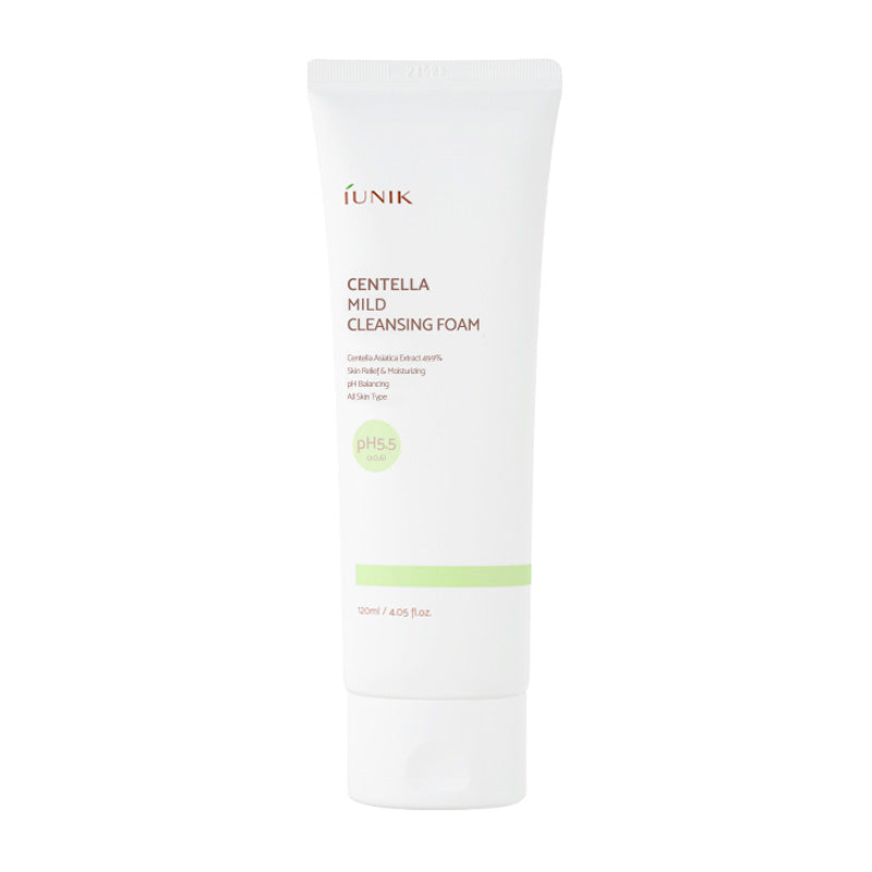 Hvid tube med iUNIK Centella Mild Cleansing Foam, grøn etiket, 120ml.