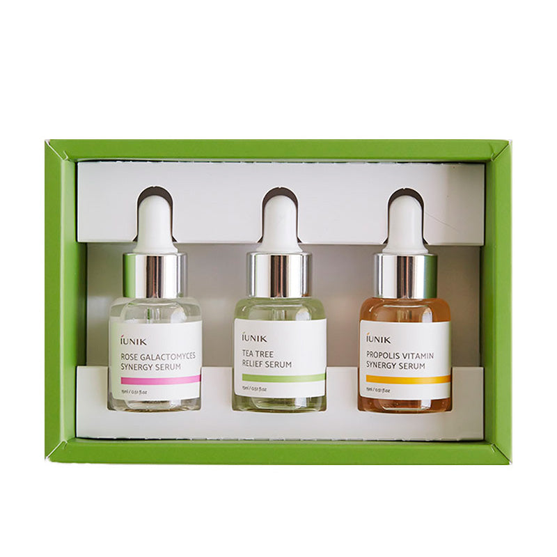 Tre små serumbøtter med pipetter i en grøn æske: Rose, Tea Tree, Propolis varianter.