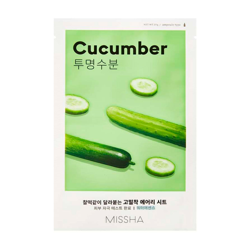Grøn emballage med hele og skivede agurker, teksten "Cucumber" og Missha-logoen nederst.