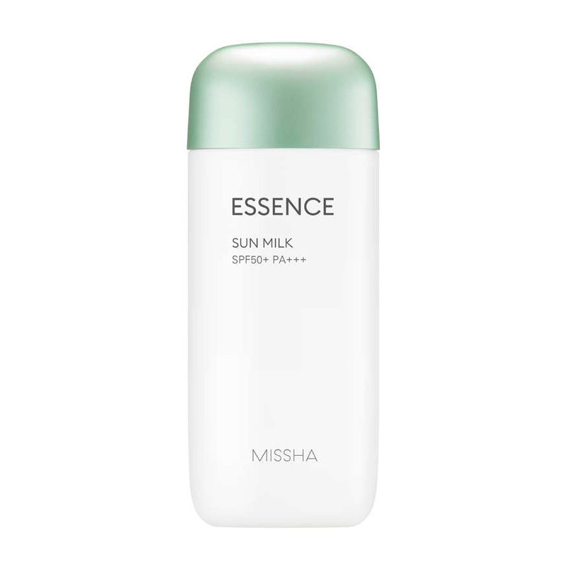 Hvid flaske med lysegrøn hætte, tekst: "ESSENCE SUN MILK SPF50+ PA+++", "MISSHA" nederst.