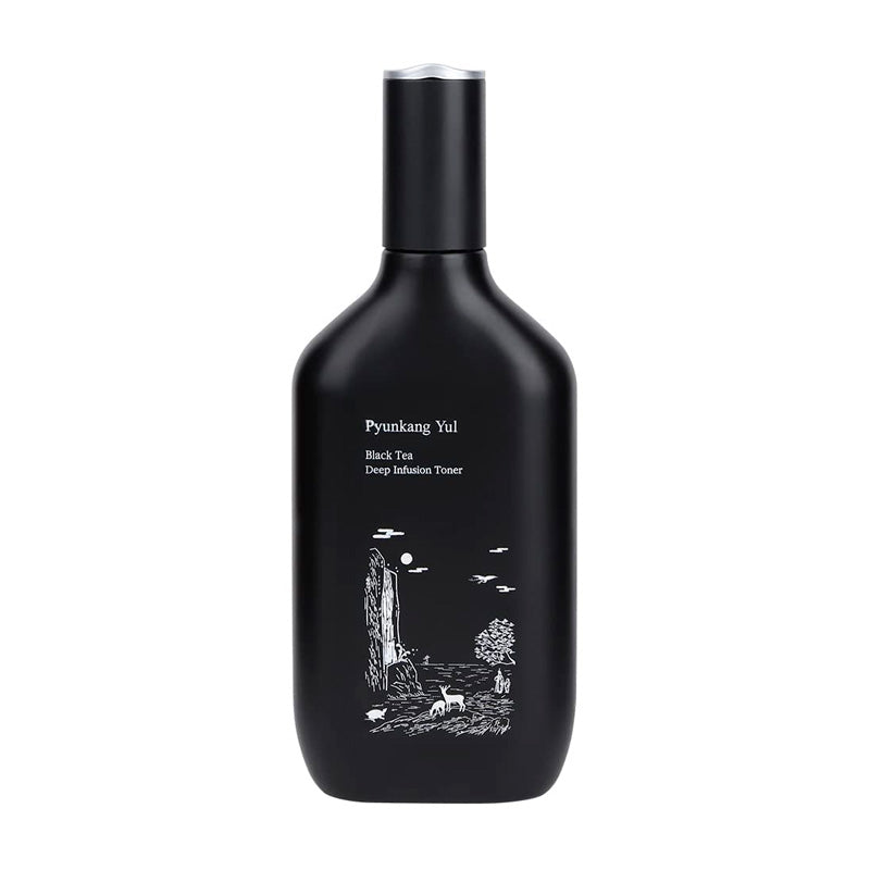 Sort flaske med hvid tekst "Pyunkang Yul Black Tea Deep Infusion Toner" og naturillustration.