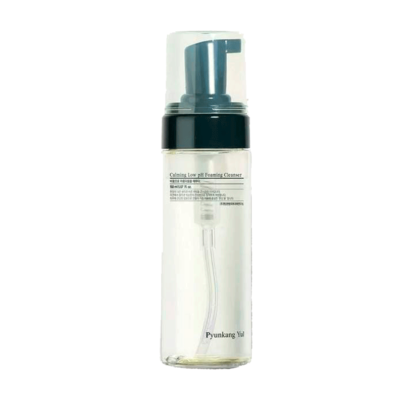 Gennemsigtig flaske med sort pumpe, etiket siger "Calming Low pH Foaming Cleanser", Pyunkang Yul.