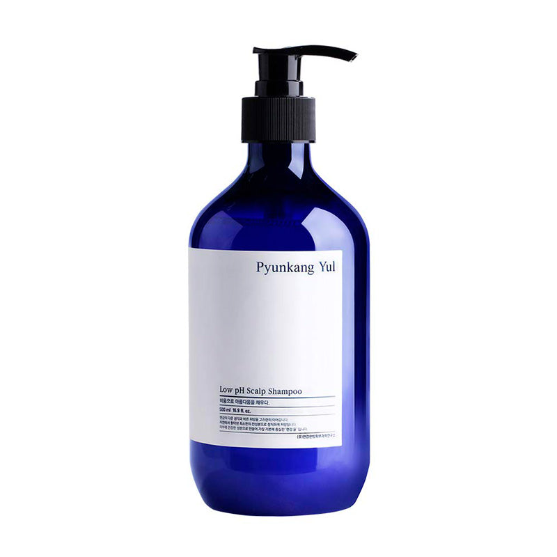 Blå flaske med sort pumpe, etiketten siger "Pyunkang Yul Low pH Scalp Shampoo" (500 ml).