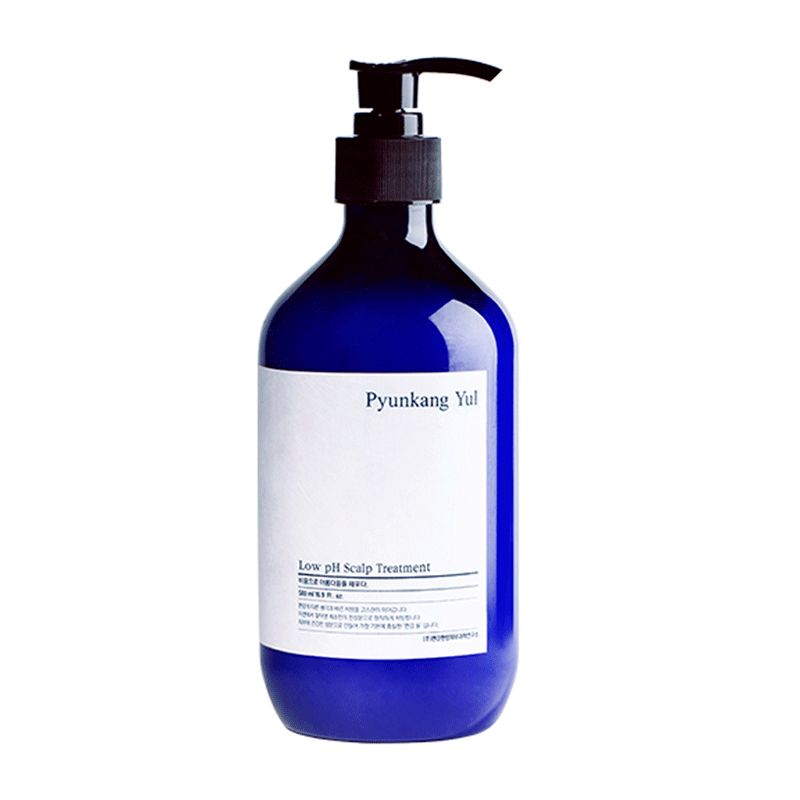 Blå flaske med pumpe, mærket "Pyunkang Yul Low pH Scalp Treatment."