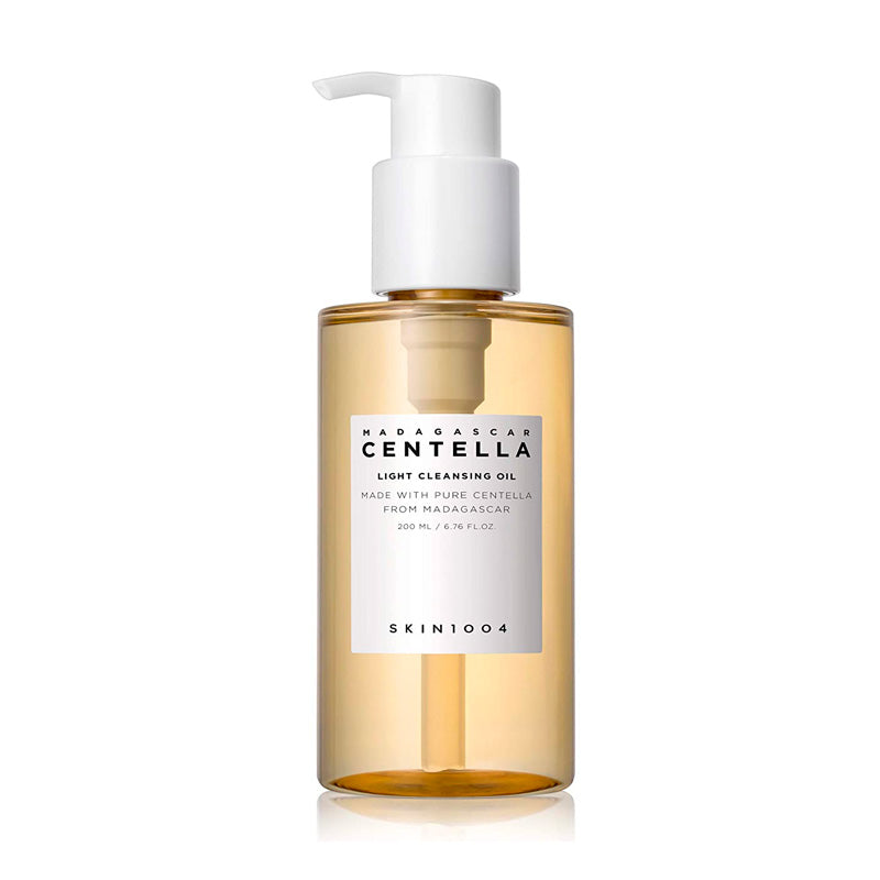 Klar flaske med hvid pumpe, etiket med "Madagascar Centella Light Cleansing Oil."
