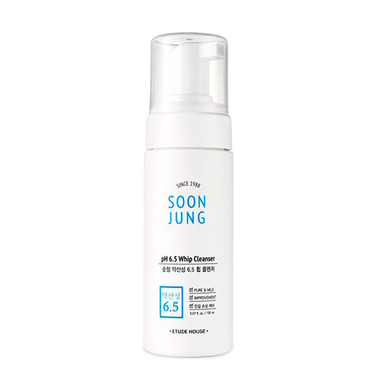 Hvid flaske med pumpe. Tekst: "Soon Jung pH 6.5 Whip Cleanser" i blå og sort. Minimalistisk design.