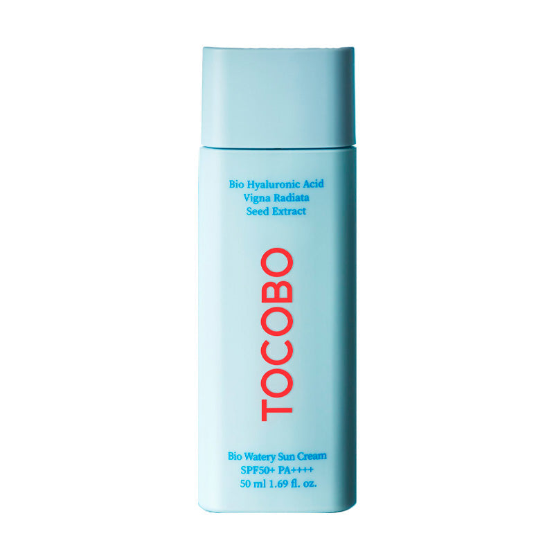 Lyseblå flaske med rød "TOCOBO", Bio Watery Sun Cream SPF50+ PA++++, 50 ml, ingredienser nævnt.