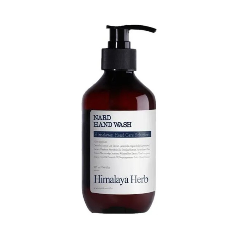 Mørkebrun flaske med sort pumpe. Etiket: "Nard Hand Wash", "Himalaya Herb."