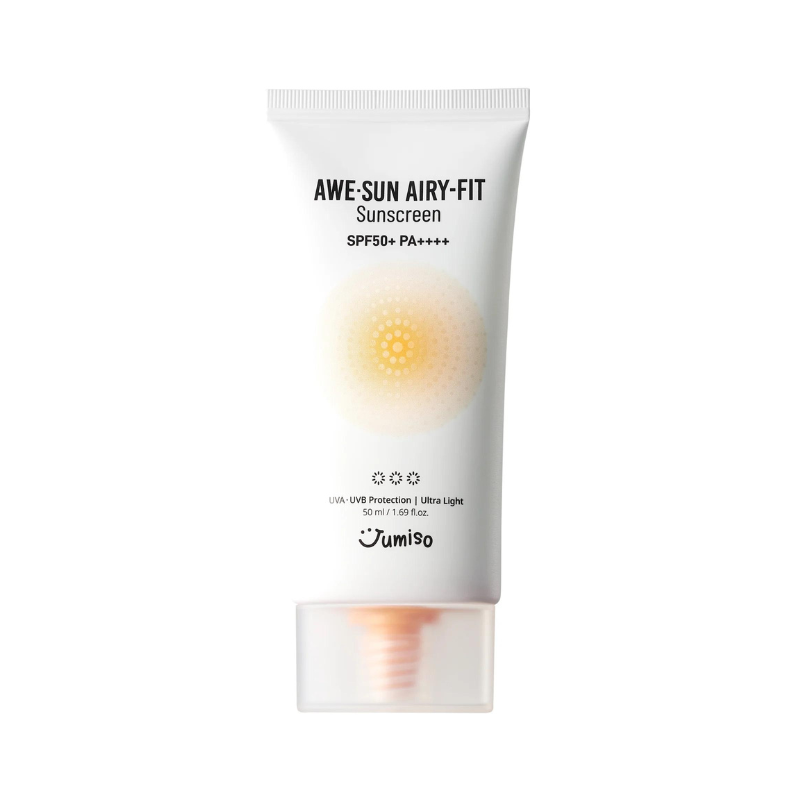 Hvid tube med sort tekst "AweSun Airy-Fit Sunscreen SPF50+ PA++++", solmotiv, gennemsigtig låg.