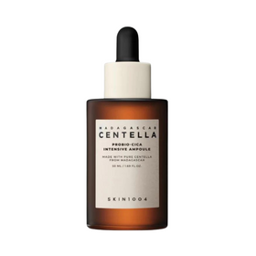 Brun flaske med pipettelåg, mærket "Centella Probio-Cica Intense Ampoule" 50 ml fra SKIN1004.